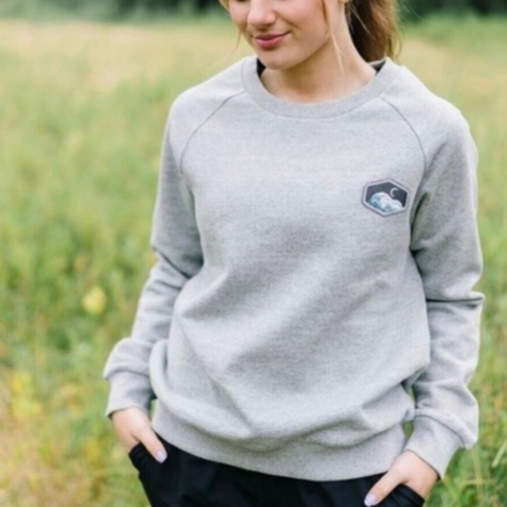 ZYIA Active Grey Mountain Top Patch Crew Neck
Sweatshirt Size Large